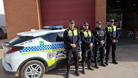 Agentes de la Policía Local colaboran en una de las zonas de la Dana en la provincia de Valencia