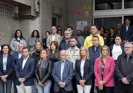 Uno de los minutos de silencio realizados en las últimas fechas a la entrada del Ayuntamiento de Roquetas.