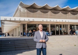 El concejal de Comercio de Roquetas de Mar, Antonio López, posa para IDEAL en el Mercado de Abastos de la localidad roquetera.