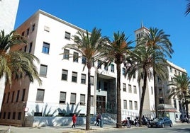 Los acusados de tirar a un hombre desde un tercero en Roquetas rechazan haber estado en el piso