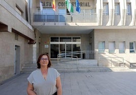 Belén Pérez a la entrada del Ayuntamiento de Roquetas.