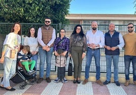 Representantes de la formación ultraconservadora y padres frentes al centro educativo.