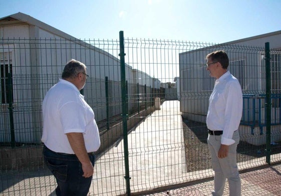 El portavoz del PSOE de Roquetas, Manolo García, junto al parlamentario, José Luis Sánchez Teruel.