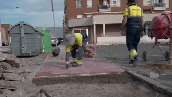 Roquetas de Mar mejora el acerado en los alrededores del Auditorio