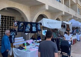 Uno de los puestos de artesanía y regalos de GastroArt.