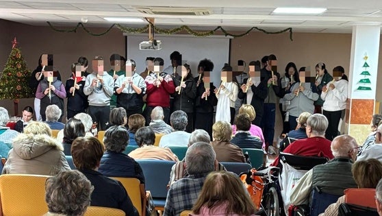 Alumnos del IES Villa de Vícar felicitan la Navidad a mayores
