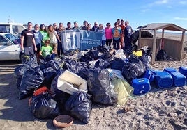 Voluntarios recogen 750 kilos de basuras de las playas de Punta Entinas