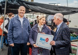 Roquetas de Mar distingue los puestos del mercadillo por su excelencia y trazabilidad