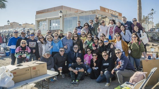 Roquetas de Mar despide el año con sus tradicionales moragas en las playas