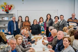 Roquetas organiza su tradicional reparto de roscón de reyes a las asociaciones de mayores