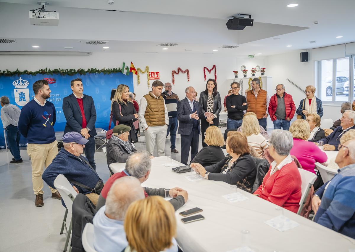Imagen secundaria 1 - Roquetas organiza su tradicional reparto de roscón de reyes a las asociaciones de mayores