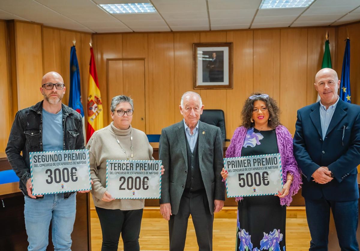 Los premiados recibieron los galardones en presencia del alcalde.