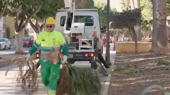 Roquetas realiza trabajos de mejora y cuidados en el Paseo de los Baños