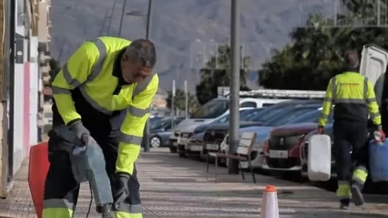 Roquetas de Mar mejora el acerado y pavimento de la Avenida del Reino de España