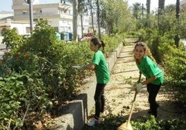 Dos jóvenes realizan un curso en el municipio de Vícar.