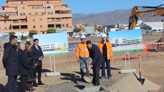 Moreno Bonilla coloca la primera piedra para el IES Las Salinas en Roquetas