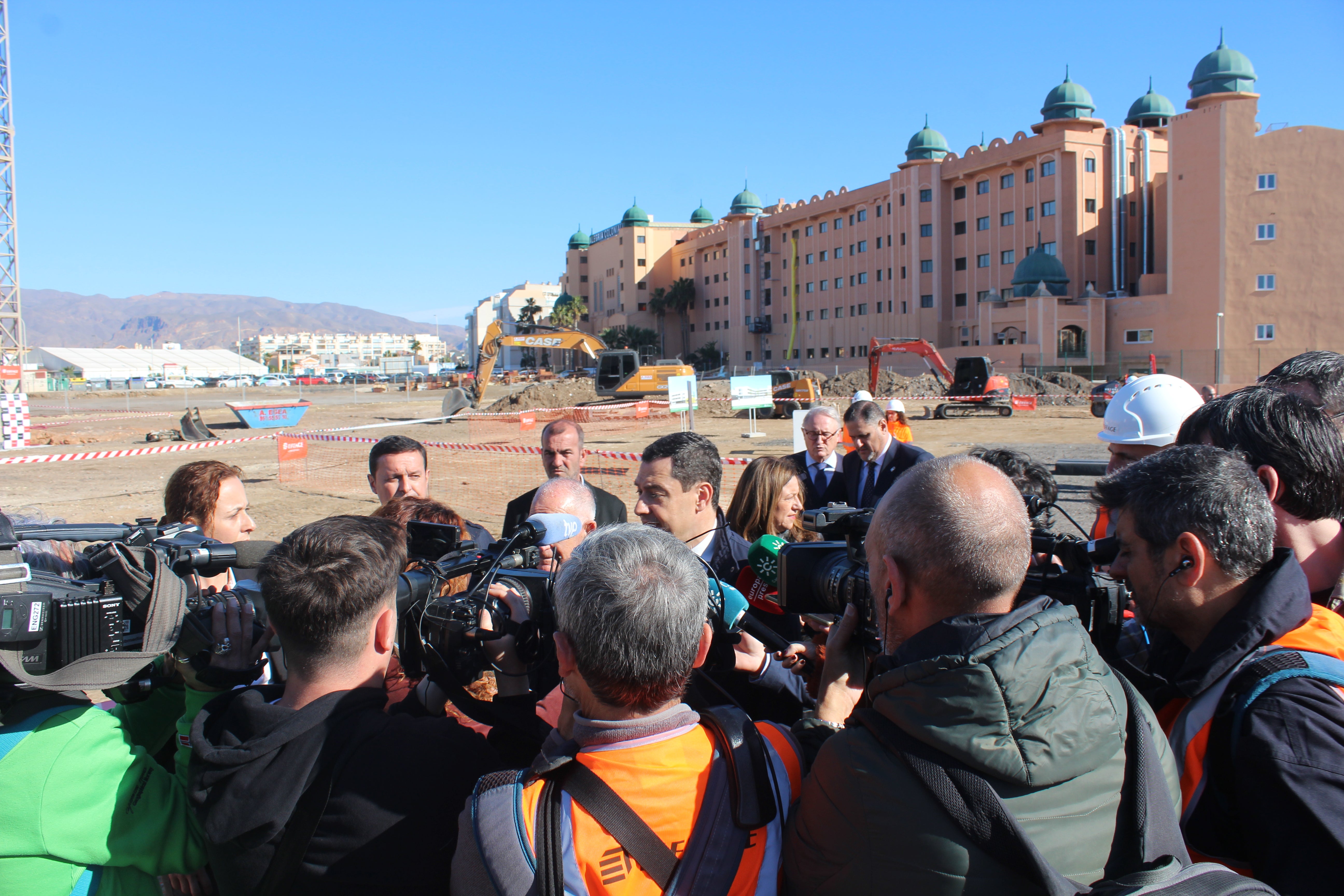 Moreno Bonilla coloca la primera piedra para el IES Las Salinas en Roquetas