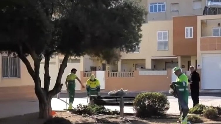 Roquetas realiza trabajos de mejora en los alrededores del barrio La Molina