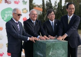 El alcalde de Vícar, Antonio Bonilla, con representantes de la multinacional y con el embajador de Japón.