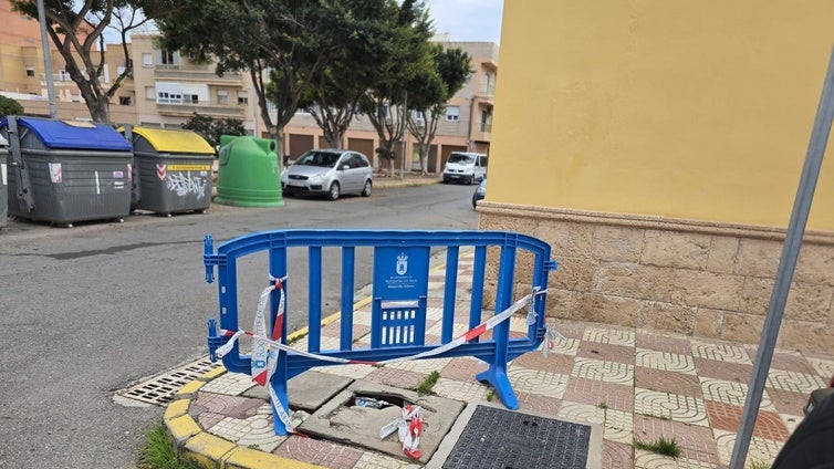 Señalan que puede ser «peligroso» que no se arregle una arqueta en la calle Lepanto de Roquetas