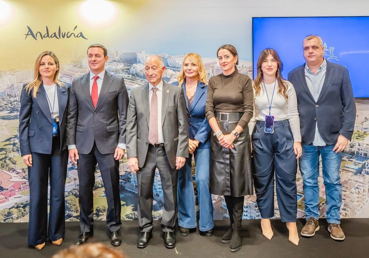 Imagen principal - Tradición, pesca y agricultura, turismo y gastronomía maridan en Fitur con &#039;Ganas de Roquetas&#039;