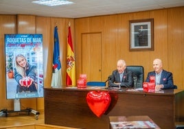 El alcalde de Roquetas de Mar, Gabriel Amat, junto al concejal de Comercio, Antonio López Megías, presentan esta nueva campaña.