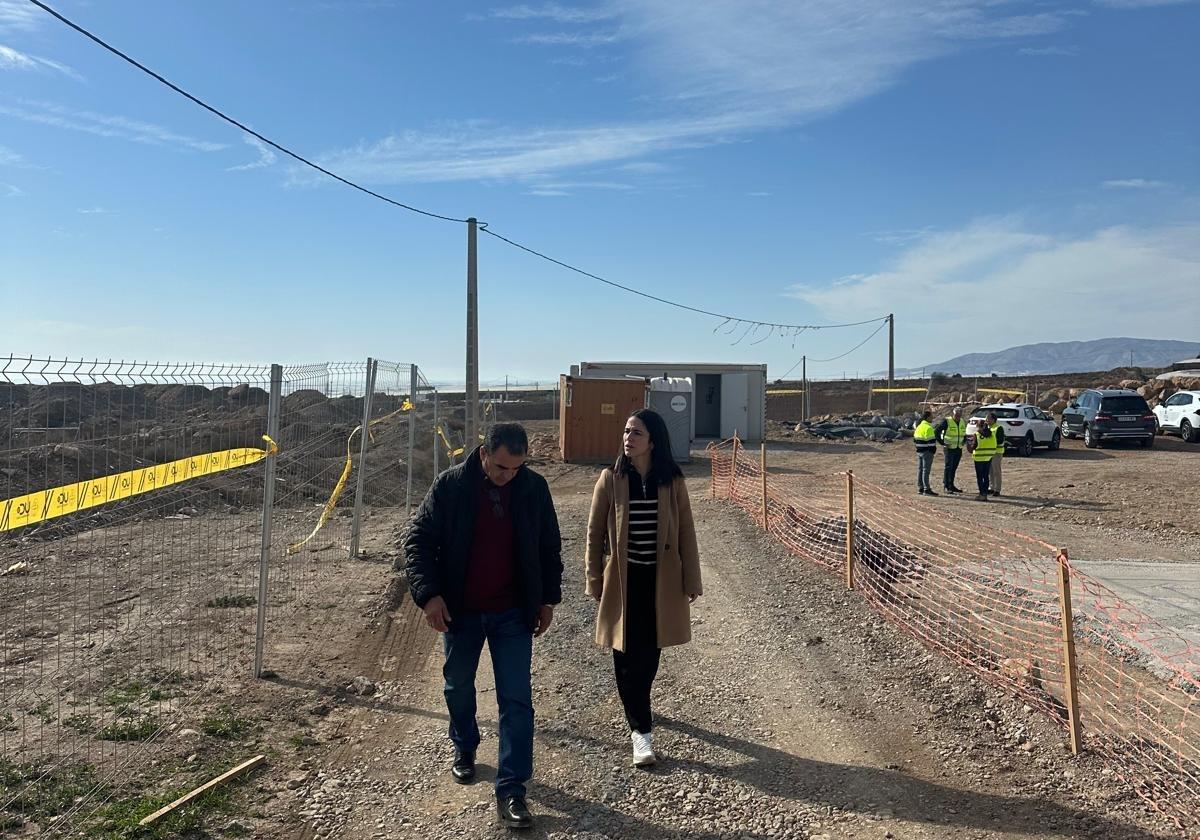 El alcalde de La Mojonera revisa los inicios de la obra.