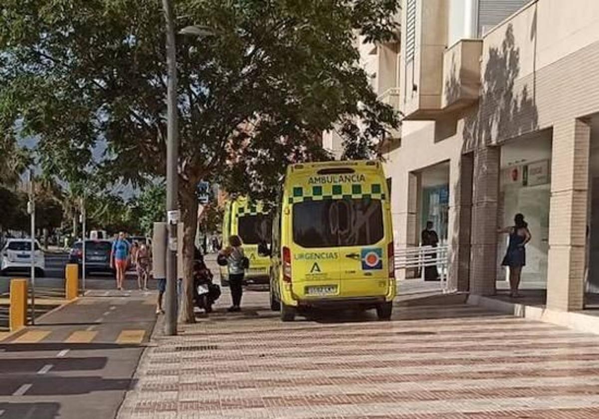 Dos ambulancias paradas en una acera.