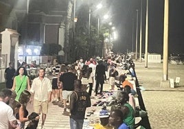 Imagen de varios puestos de venta ilegal en el Paseo Marítimo del municipio de Roquetas de Mar.