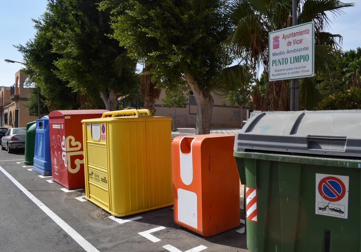 Algunos contenedores en el municipio.