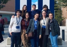 Alumnos que han puesto en marcha la web 'Pau en PAU'.