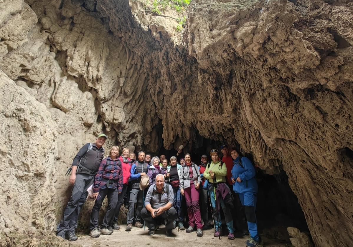 Foto de familia en uno de los lugares más llamativos de este municipio andaluz.