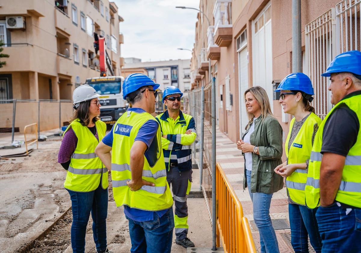 La concejala de Presidencia, Rocío Sánchez, visita unas obras en el municipio.