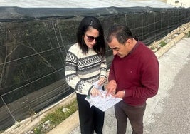 La concejala de Urbanismo y Obras Públicas y el alcalde de La Mojonera revisan unos documentos.