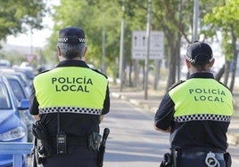 Dos agentes vigilan el tráfico en el municipio vicario.