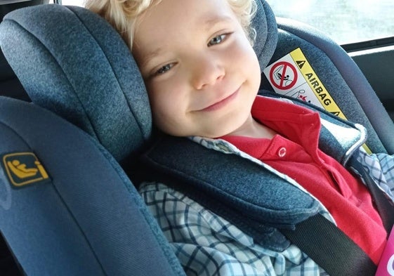Un niño montado en un sillín.