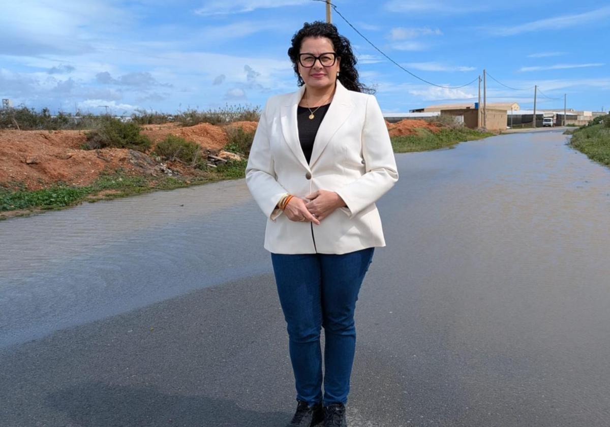 La portavoz de Vox, Soledad Pérez, en una carretera municipal.