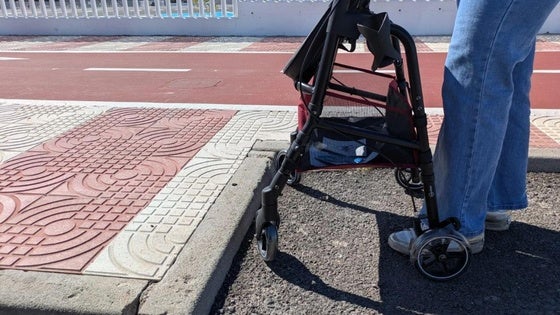 Reclaman mayor accesibilidad en Roquetas de Mar para personas con movilidad reducida