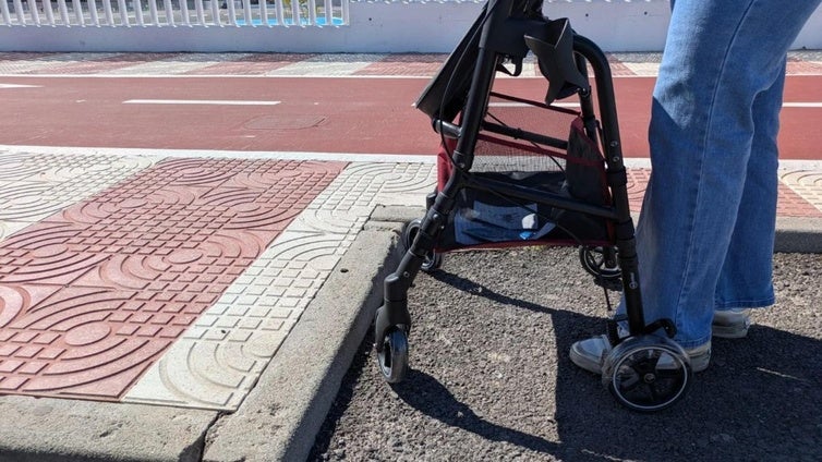 Reclaman mayor accesibilidad en Roquetas de Mar para personas con movilidad reducida