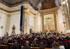 Una banda de música toca los instrumentos en una iglesia.