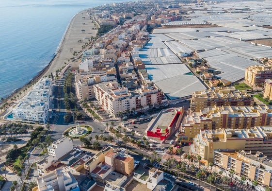 Vista panorámica de la ciudad de Roquetas de Mar, donde se divisa la extensa playa e invernaderos.
