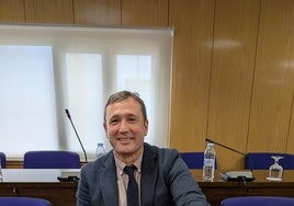 El concejal socialista en el pleno del Ayuntamiento de Roquetas de Mar.