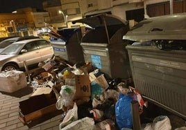 Basura amontonada a unos centímetros de los contenedores.