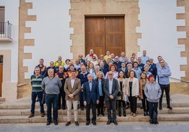 Foto de familia de los trabajadores públicos y el alcalde de Roquetas de Mar, Gabriel Amat.