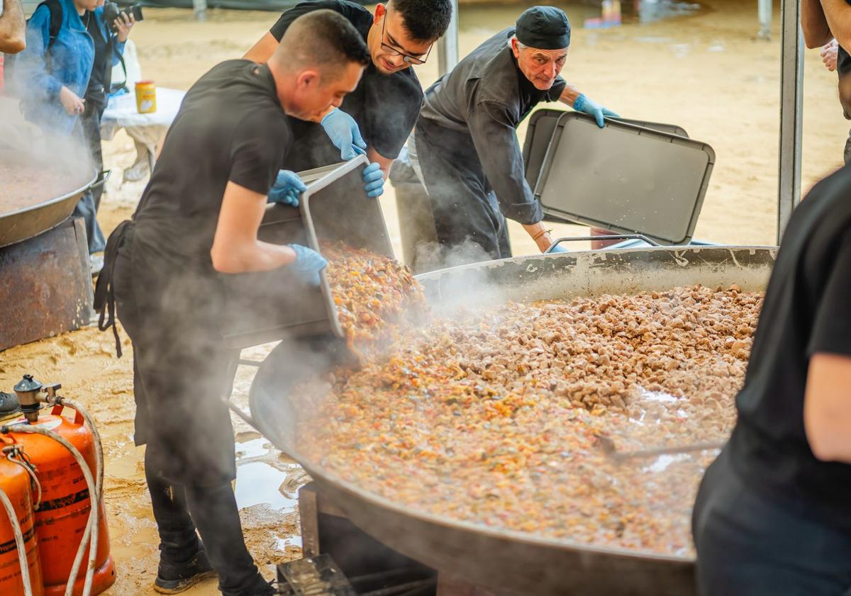 Imagen principal - Éxito de participación en la Gran Fritá organizada para poner en valor la gastronomía roquetera