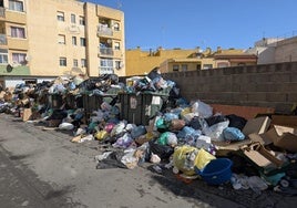 La localidad de Roquetas de Mar cuenta con varias zonas llenas de basura tras la huelga iniciada la noche del pasado jueves.