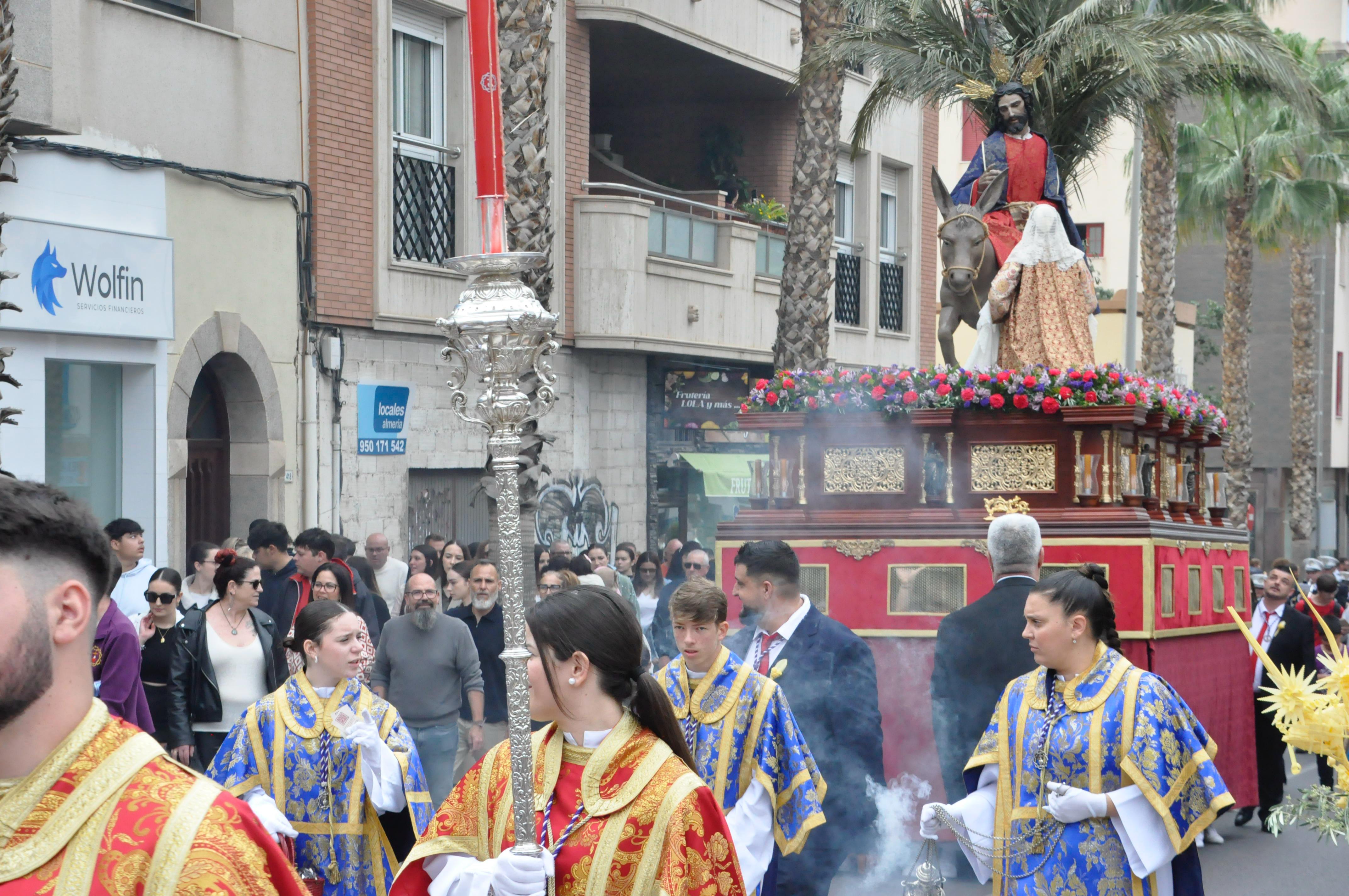 El Parador saca a La Borriquita entre la felicidad del inicio del Domingo de Ramos