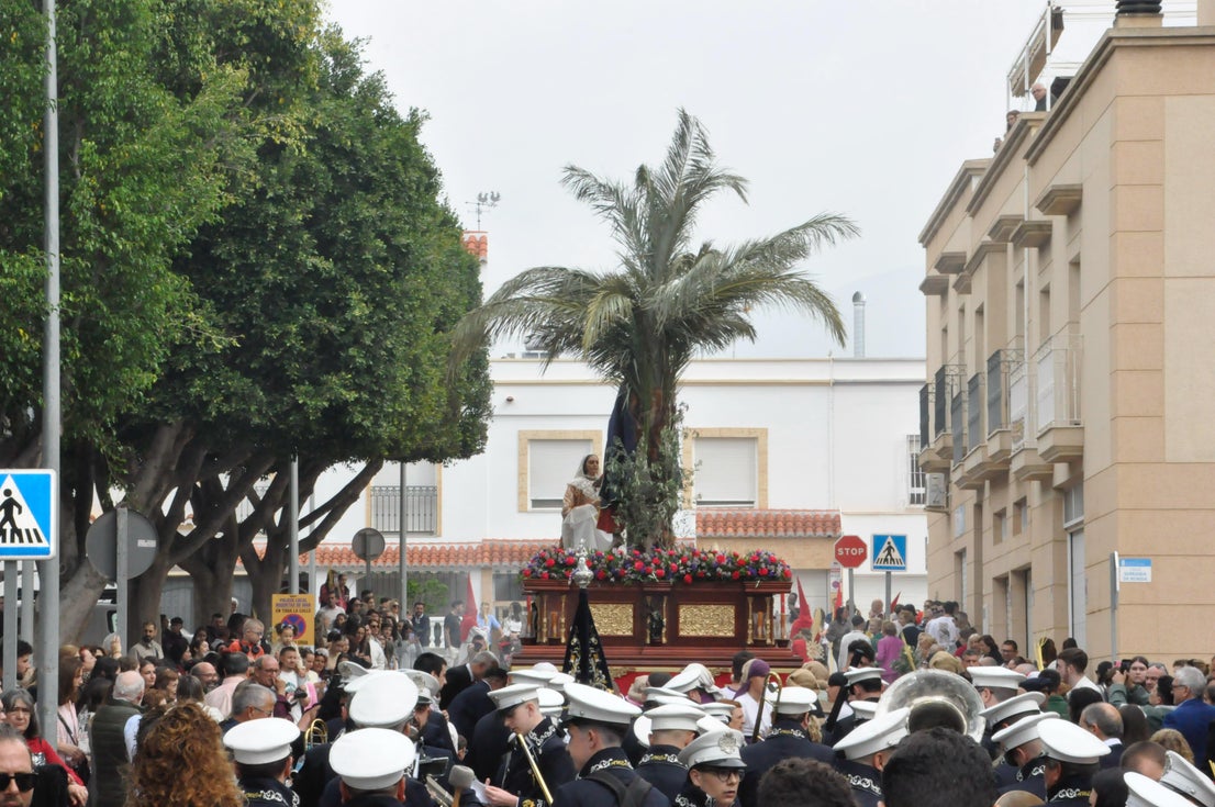 El Parador saca a La Borriquita entre la felicidad del inicio del Domingo de Ramos