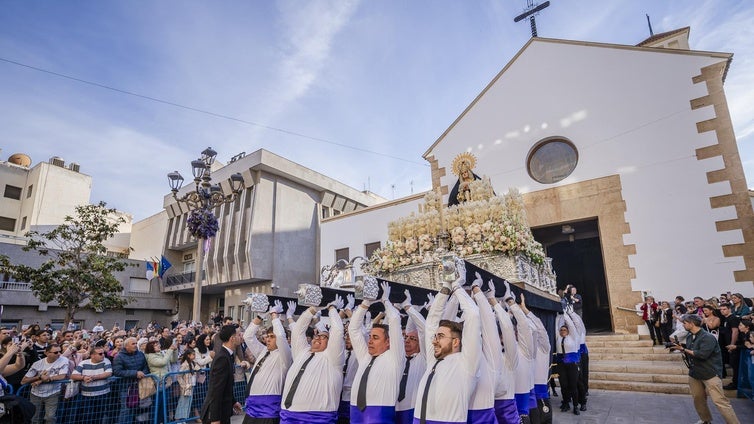 Roquetas se acerca al cielo en un Viernes Santo especial