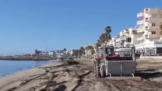 Roquetas refuerza el mantenimiento de las playas durante la Semana Santa